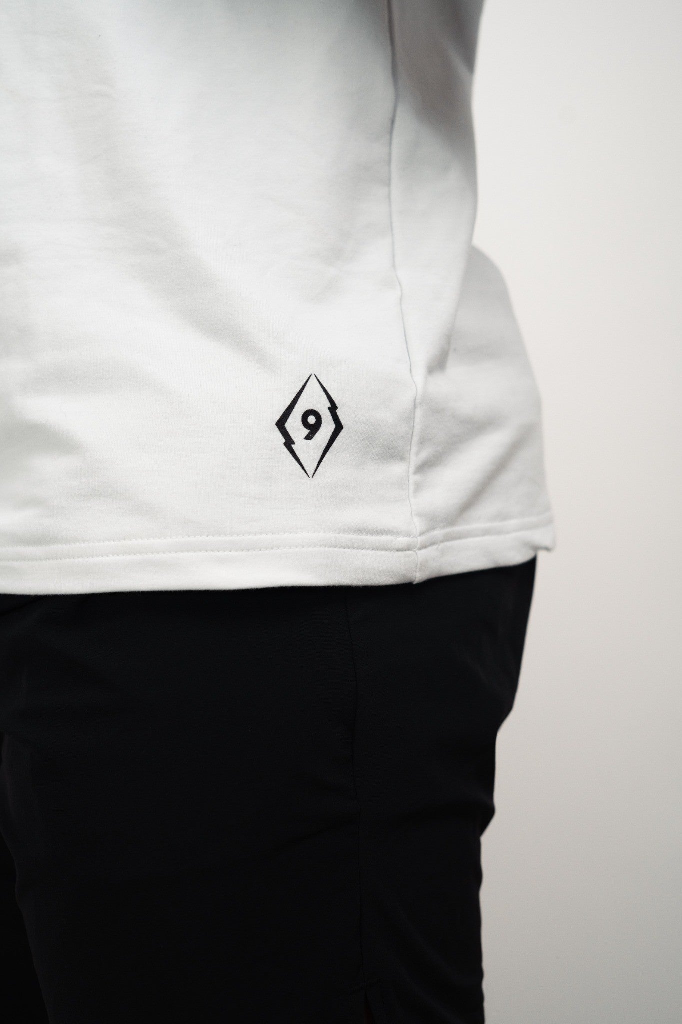 DOYU SLEEVELESS SHIRT WHITE