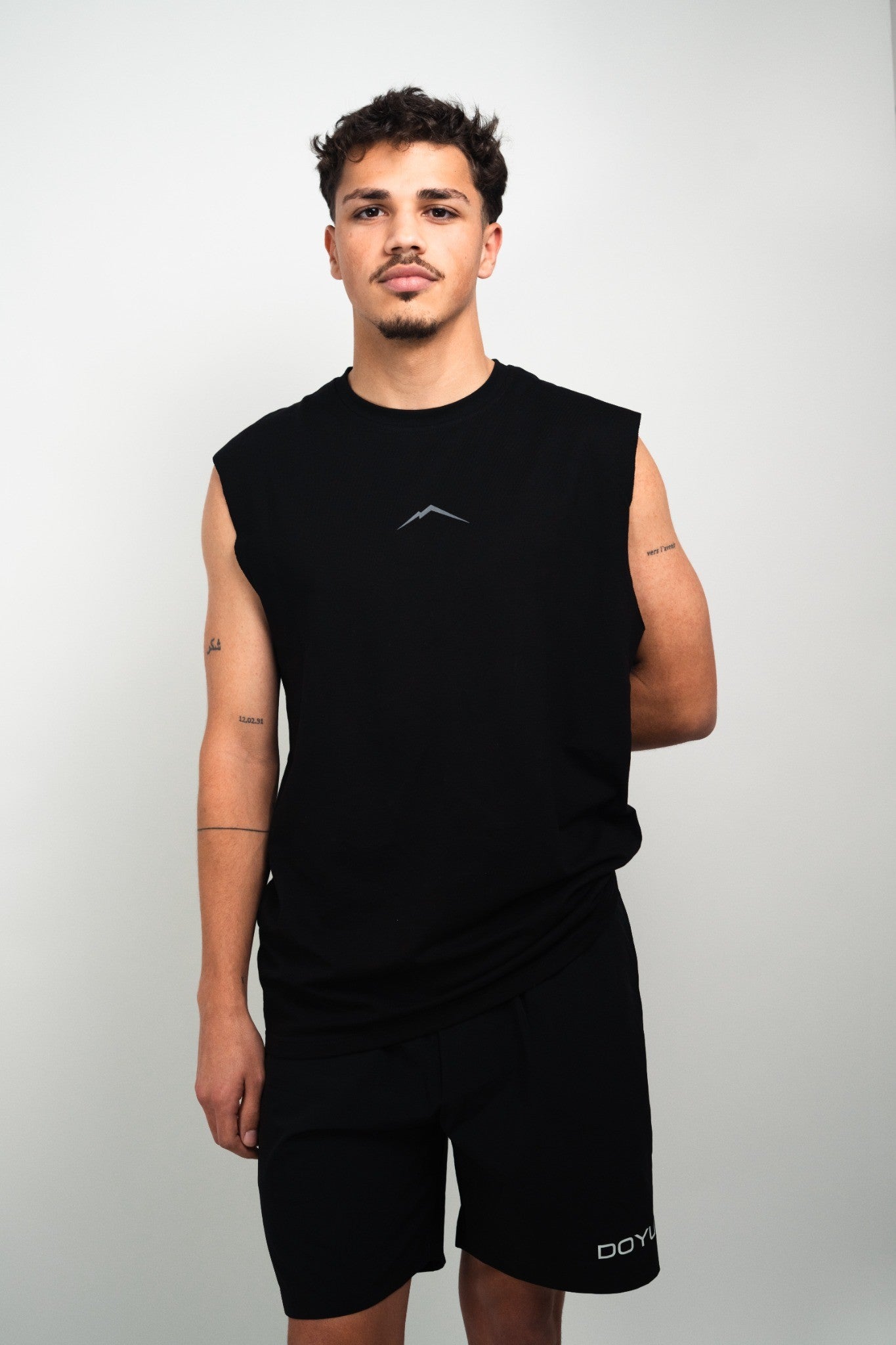 DOYU SLEEVELESS SHIRT BLACK