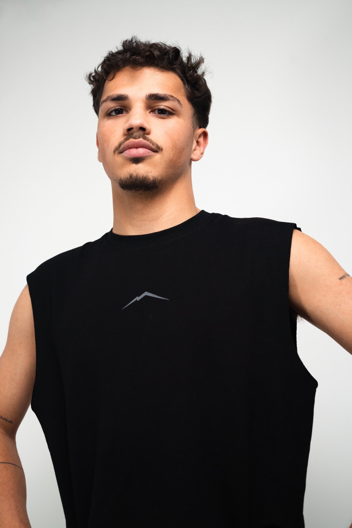 DOYU SLEEVELESS SHIRT BLACK